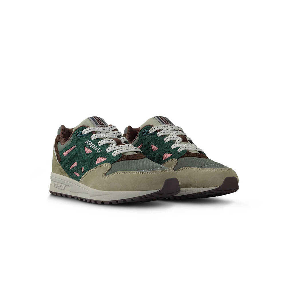 "Karhu Legacy 96 'Mystic Forest', Abbey Stone/Rain Forest, Wildleder/Synthetik, Retro-Sneaker in Grün- und Brauntönen mit farbigen Details."