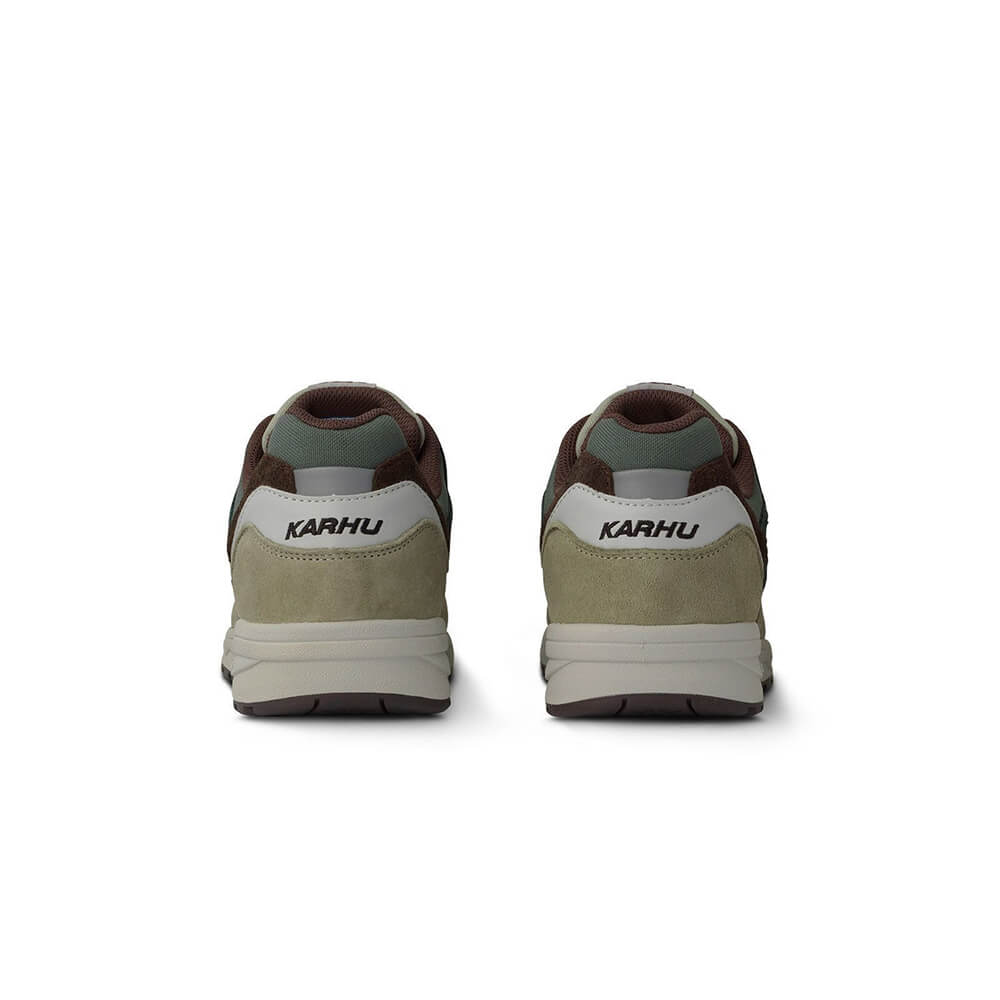 "Karhu Legacy 96 'Mystic Forest', Abbey Stone/Rain Forest, Wildleder/Synthetik, Retro-Sneaker in Grün- und Brauntönen mit farbigen Details."