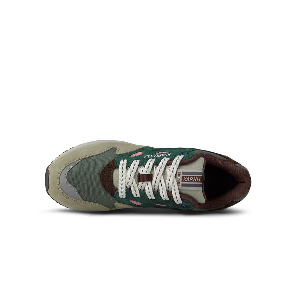 "Karhu Legacy 96 'Mystic Forest', Abbey Stone/Rain Forest, Wildleder/Synthetik, Retro-Sneaker in Grün- und Brauntönen mit farbigen Details."