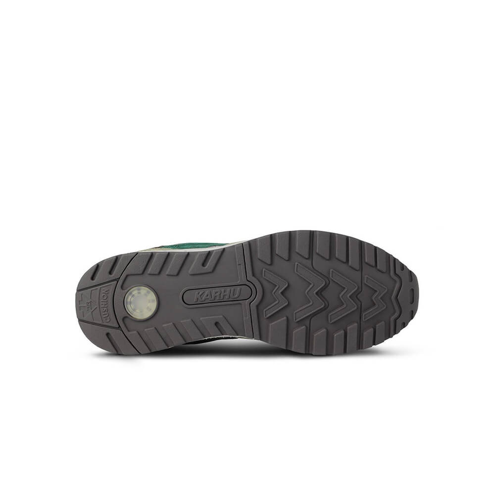 "Karhu Legacy 96 'Mystic Forest', Abbey Stone/Rain Forest, Wildleder/Synthetik, Retro-Sneaker in Grün- und Brauntönen mit farbigen Details."