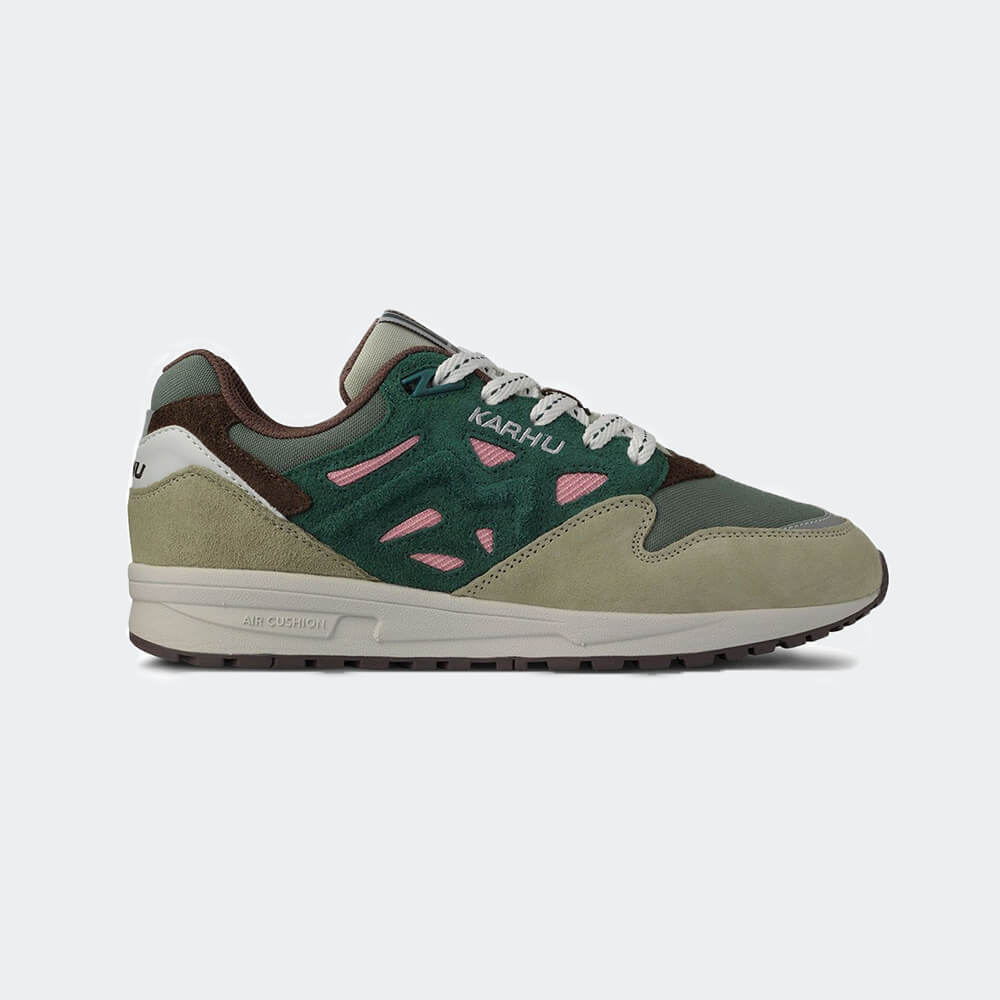 "Karhu Legacy 96 'Mystic Forest', Abbey Stone/Rain Forest, Wildleder/Synthetik, Retro-Sneaker in Grün- und Brauntönen mit farbigen Details."