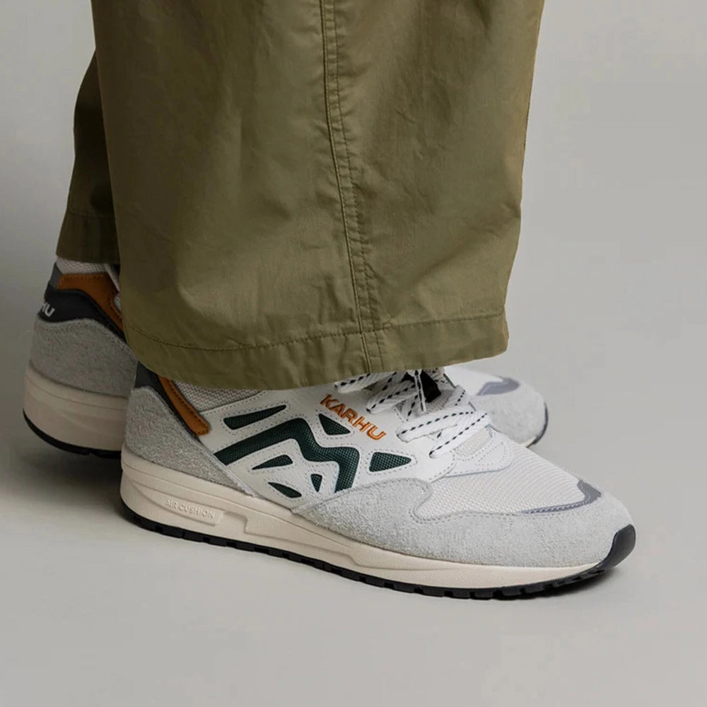 “Karhu Legacy 96 Sneaker in Foggy Dew Hellgrau und Pineneedle Grün jetzt bei STICKABUSH.“