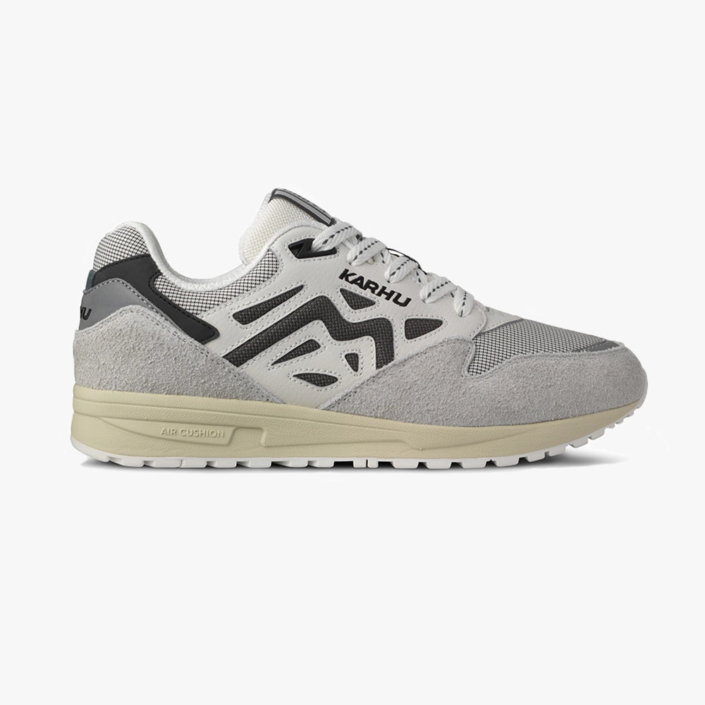 “Karhu Legacy 96 Herren Sneaker Foggy Dew Turbulence F806092 – Klassischer Retro-Runner mit finnischer Air Cushion Technologie bei Stickabush Berlin.“