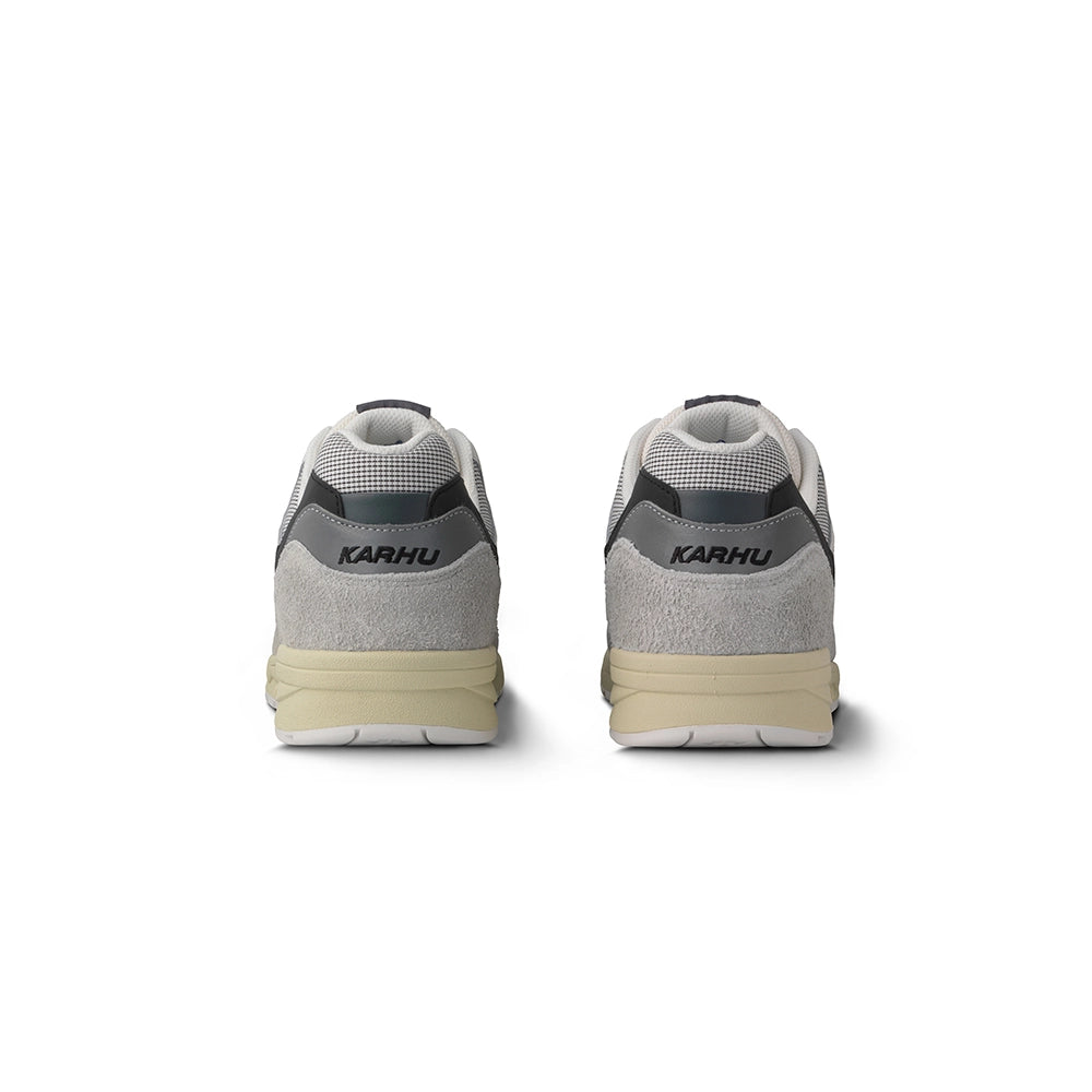 “Karhu Legacy 96 Herren Sneaker Foggy Dew Turbulence F806092 – Klassischer Retro-Runner mit finnischer Air Cushion Technologie bei Stickabush Berlin.“