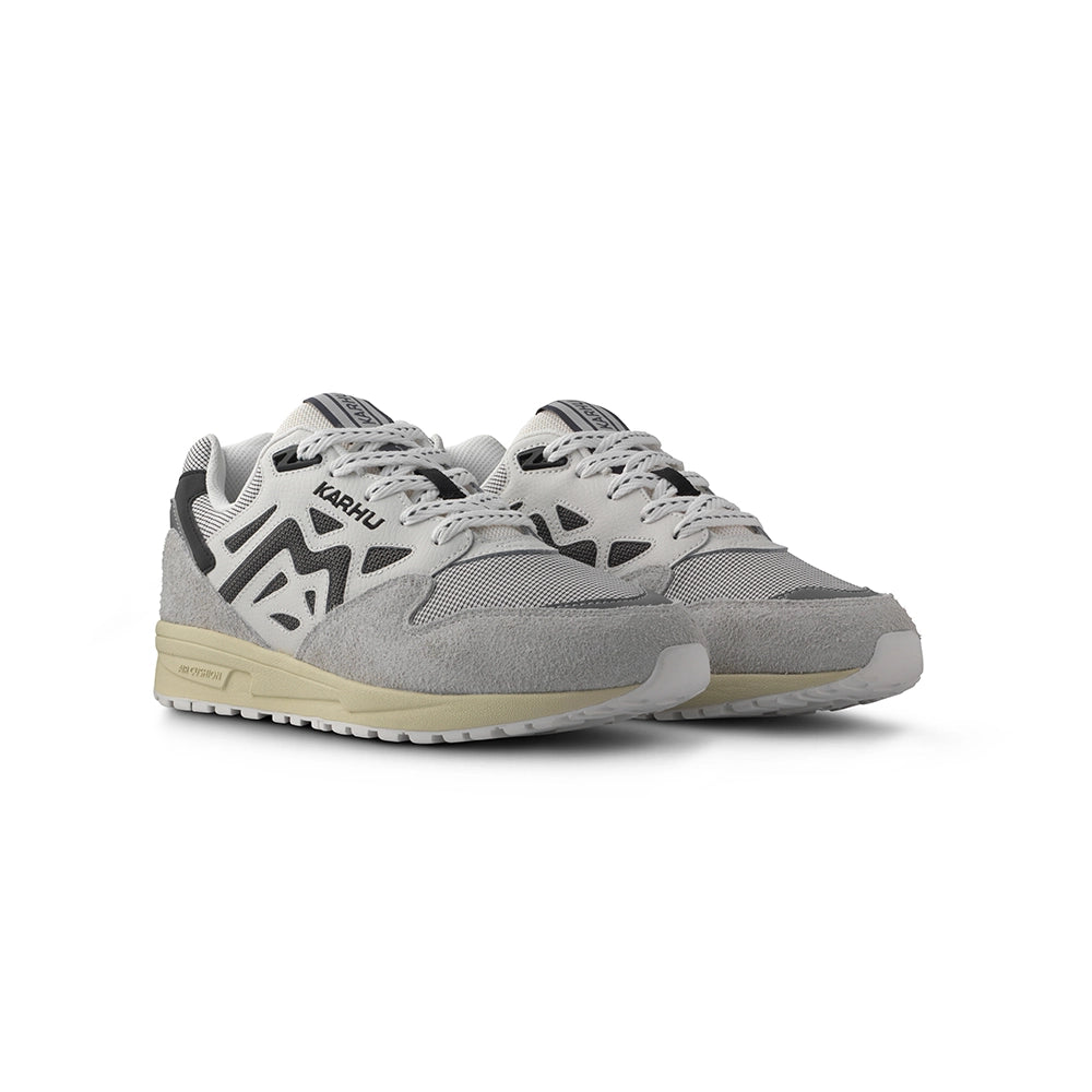 “Karhu Legacy 96 Herren Sneaker Foggy Dew Turbulence F806092 – Klassischer Retro-Runner mit finnischer Air Cushion Technologie bei Stickabush Berlin.“