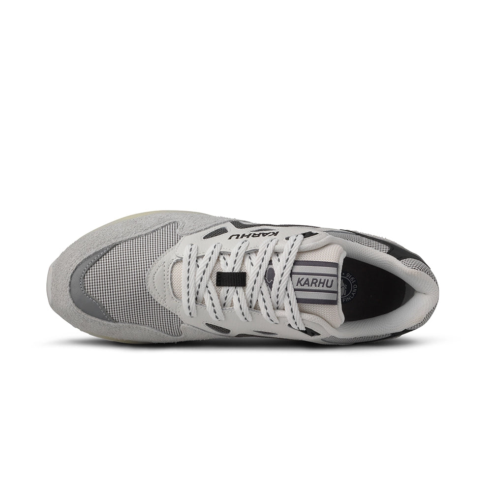 “Karhu Legacy 96 Herren Sneaker Foggy Dew Turbulence F806092 – Klassischer Retro-Runner mit finnischer Air Cushion Technologie bei Stickabush Berlin.“