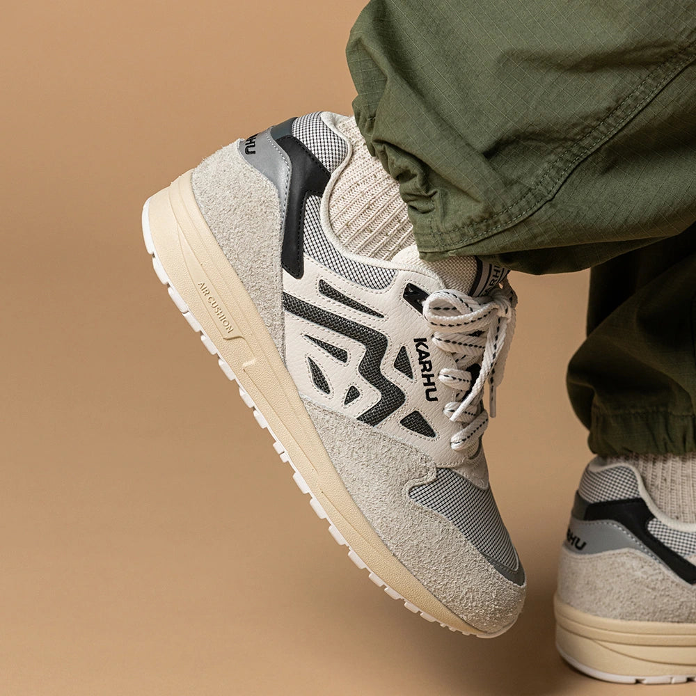 “Karhu Legacy 96 Herren Sneaker Foggy Dew Turbulence F806092 – Klassischer Retro-Runner mit finnischer Air Cushion Technologie bei Stickabush Berlin.“