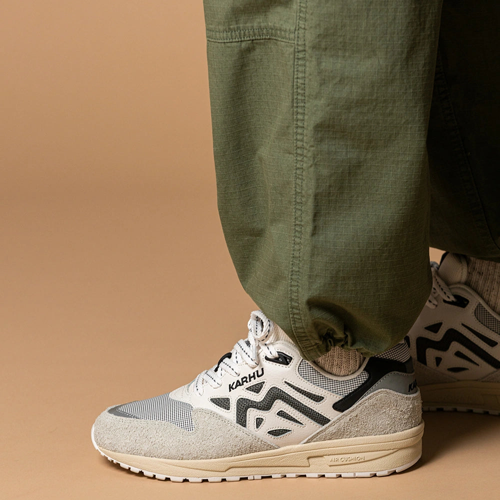 “Karhu Legacy 96 Herren Sneaker Foggy Dew Turbulence F806092 – Klassischer Retro-Runner mit finnischer Air Cushion Technologie bei Stickabush Berlin.“