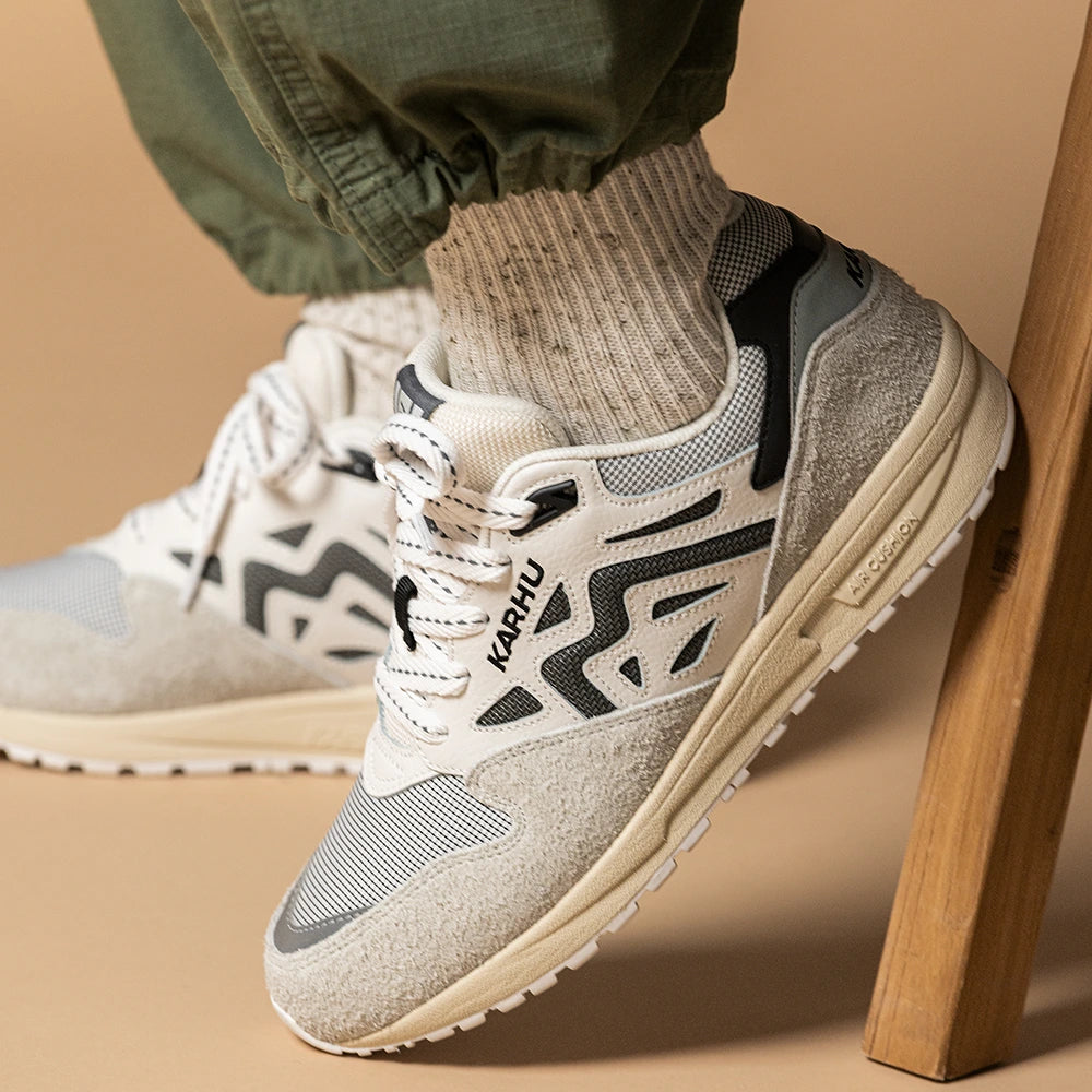 “Karhu Legacy 96 Herren Sneaker Foggy Dew Turbulence F806092 – Klassischer Retro-Runner mit finnischer Air Cushion Technologie bei Stickabush Berlin.“