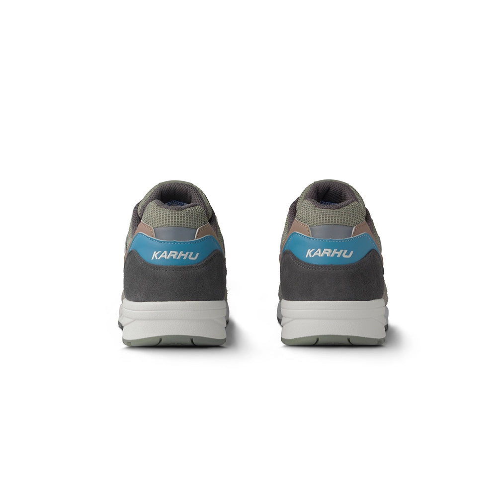 “Karhu Legacy 2.0 Herren Sneaker (Flower Pack) in Dark Gull Gray (Grau / Braun) aus Wildleder und Mesh bei Stickabush.“