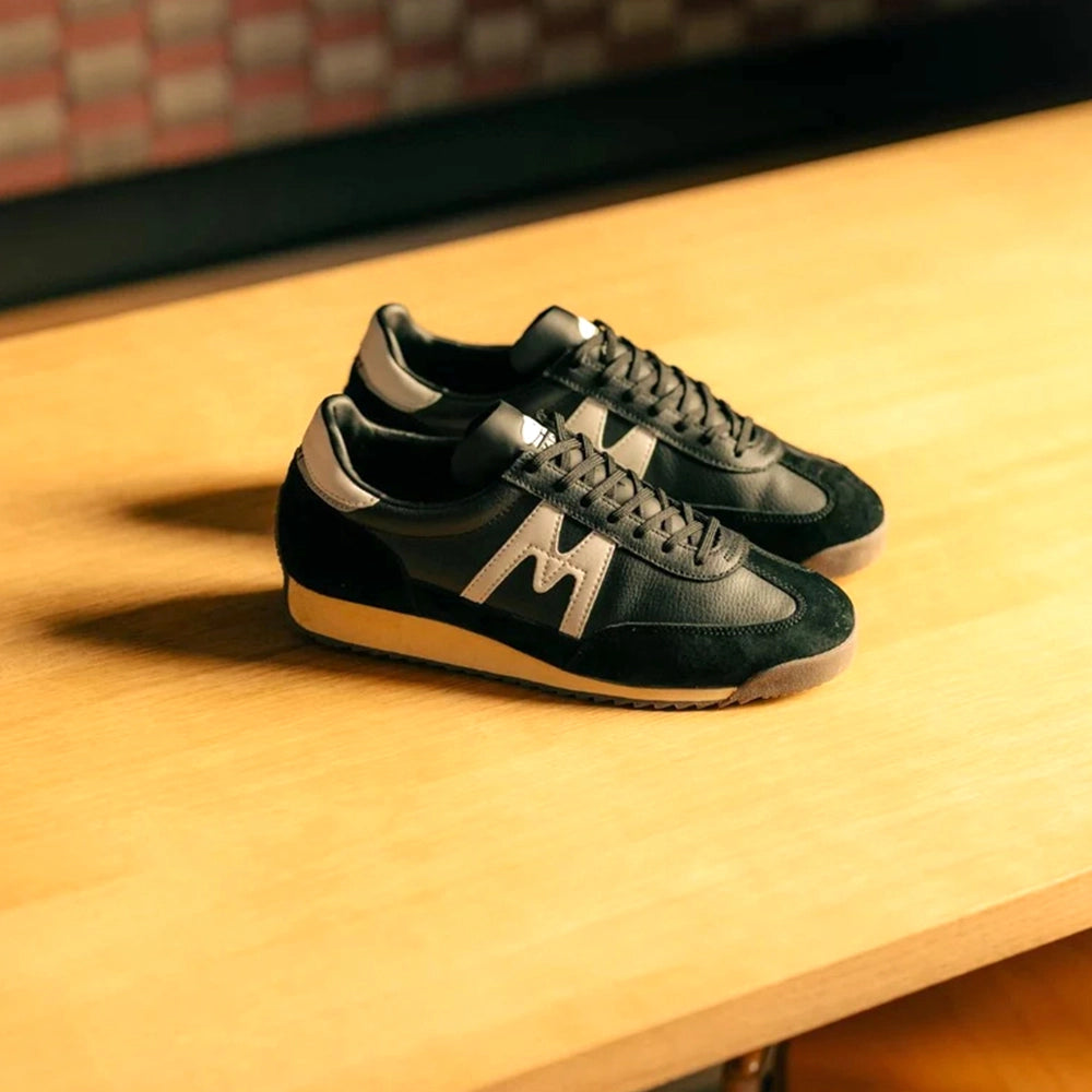 Karhu Mestari 76 Sneaker in Jet Black und Blanc De Blanc Moodansicht Style-ID F805107 bei STICKABUSH Berlin