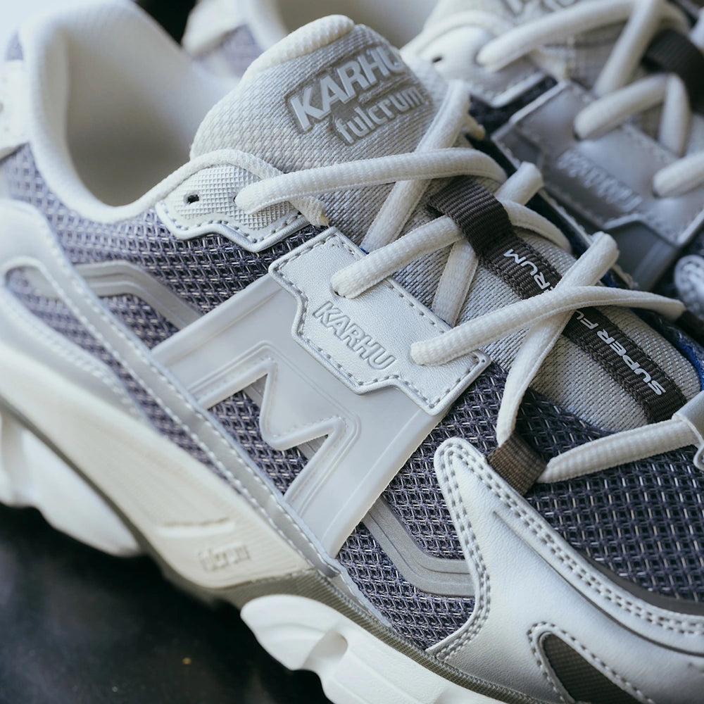 “Graublau/Silber farbener Karhu Super Fulcrum Herren Sneaker aus Mesh und Wildleder mit blaugrauen (Vintage Indigo) Akzenten bei Stickabush.“