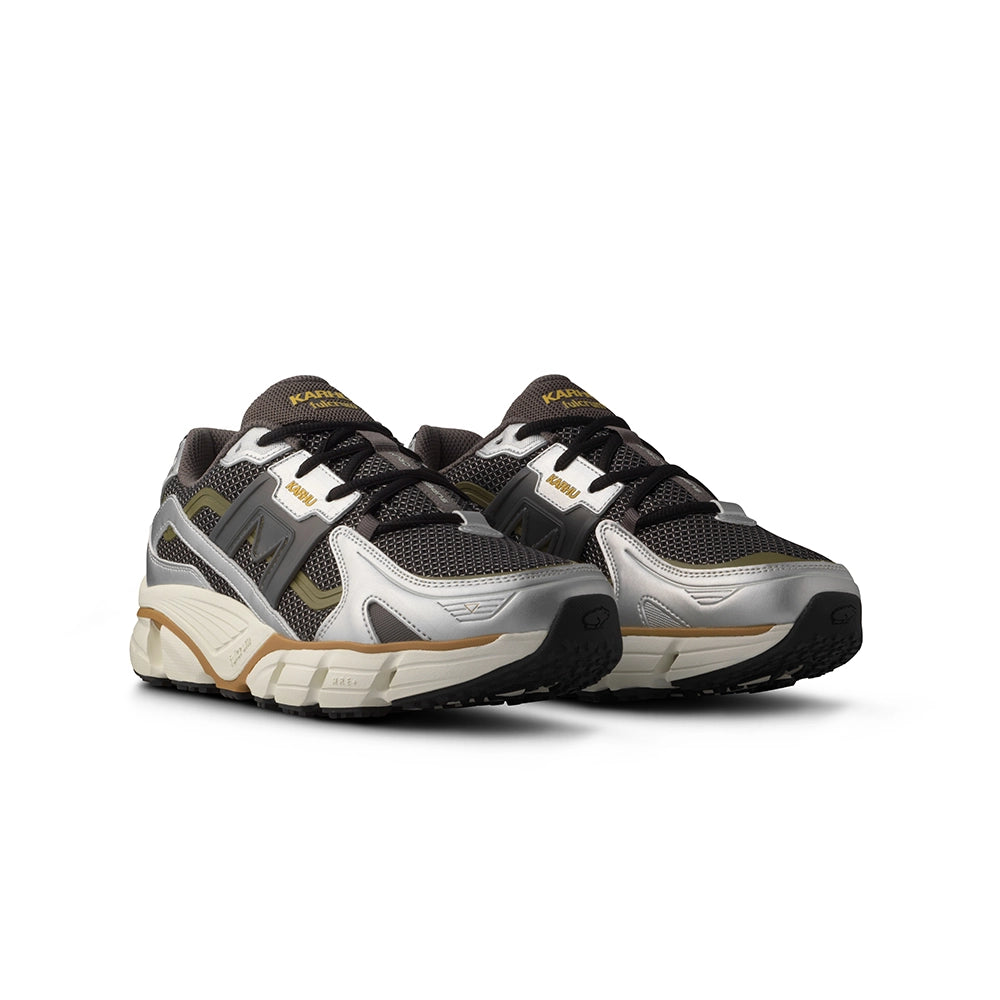 "Karhu Super Fulcrum Silver Dark Gull F860031 jetzt bei Stickabush Berlin.“