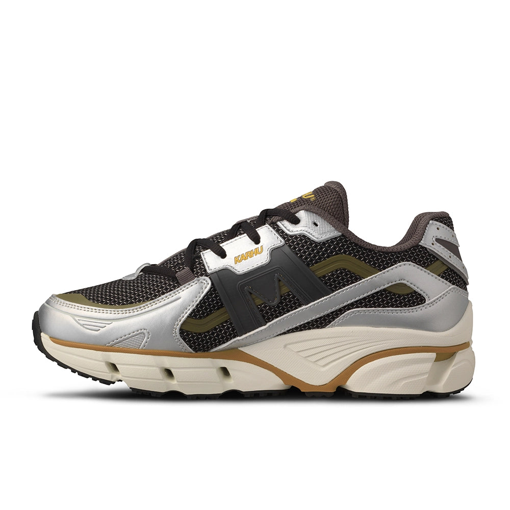 "Karhu Super Fulcrum Silver Dark Gull F860031 jetzt bei Stickabush Berlin.“