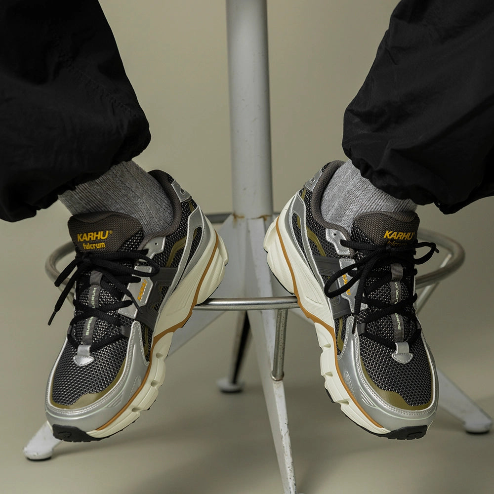"Karhu Super Fulcrum Silver Dark Gull F860031 jetzt bei Stickabush Berlin.“