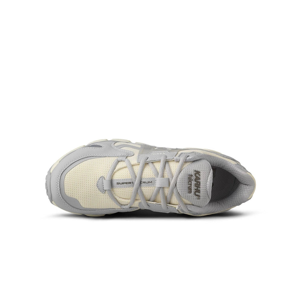 “Vanille-weiß-grauer Karhu Super Fulcrum Sneaker ("Vanilla Ice / Lunar Rock"). Retro-Laufschuh aus Wildleder und Mesh mit F-Logo an der Seite, Schnürung und einer dicken Sohle mit Fulcrum-Dämpfungstechnologie.“