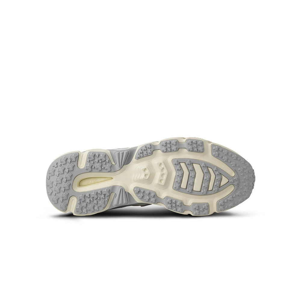 “Vanille-weiß-grauer Karhu Super Fulcrum Sneaker ("Vanilla Ice / Lunar Rock"). Retro-Laufschuh aus Wildleder und Mesh mit F-Logo an der Seite, Schnürung und einer dicken Sohle mit Fulcrum-Dämpfungstechnologie.“