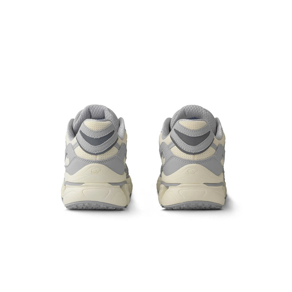 “Vanille-weiß-grauer Karhu Super Fulcrum Sneaker ("Vanilla Ice / Lunar Rock"). Retro-Laufschuh aus Wildleder und Mesh mit F-Logo an der Seite, Schnürung und einer dicken Sohle mit Fulcrum-Dämpfungstechnologie.“
