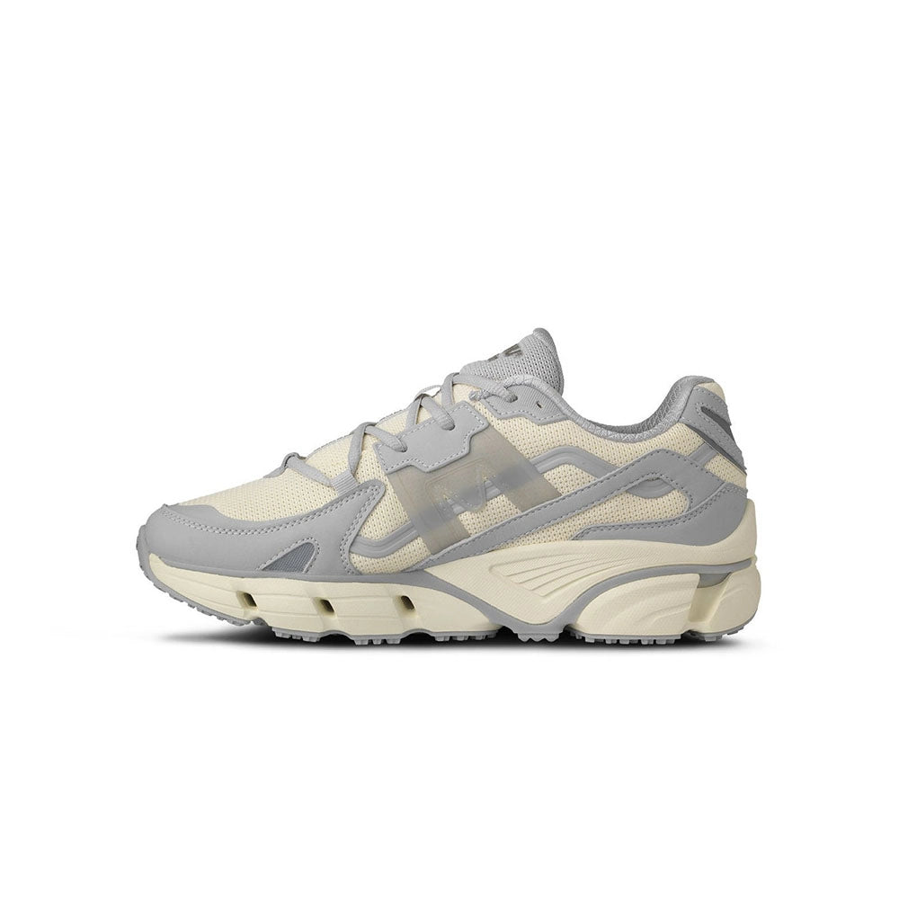 “Vanille-weiß-grauer Karhu Super Fulcrum Sneaker ("Vanilla Ice / Lunar Rock"). Retro-Laufschuh aus Wildleder und Mesh mit F-Logo an der Seite, Schnürung und einer dicken Sohle mit Fulcrum-Dämpfungstechnologie.“