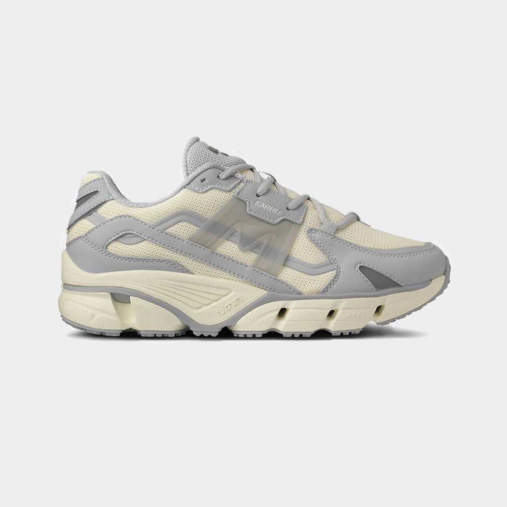 “Vanille-weiß-grauer Karhu Super Fulcrum Sneaker ("Vanilla Ice / Lunar Rock"). Retro-Laufschuh aus Wildleder und Mesh mit F-Logo an der Seite, Schnürung und einer dicken Sohle mit Fulcrum-Dämpfungstechnologie.“