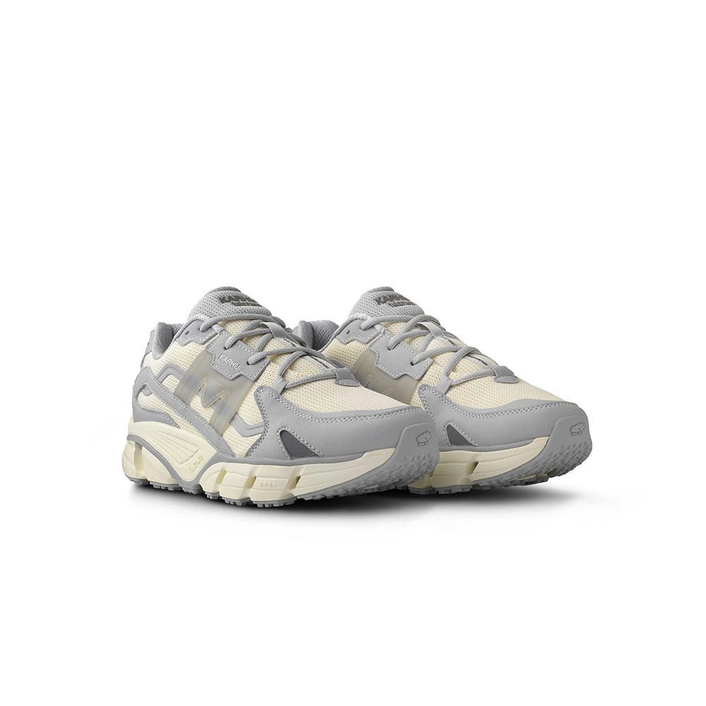 “Vanille-weiß-grauer Karhu Super Fulcrum Sneaker ("Vanilla Ice / Lunar Rock"). Retro-Laufschuh aus Wildleder und Mesh mit F-Logo an der Seite, Schnürung und einer dicken Sohle mit Fulcrum-Dämpfungstechnologie.“