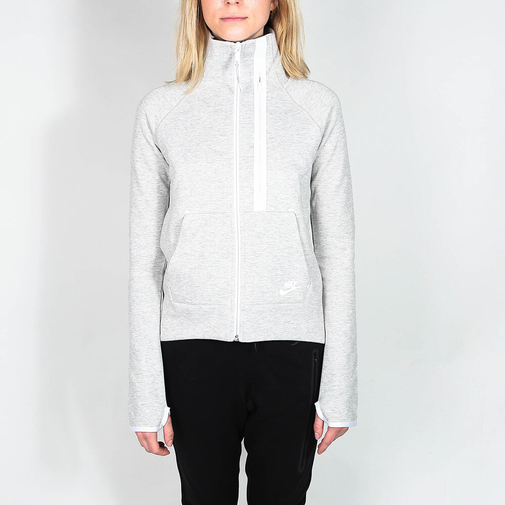 "Nike Wmns Tech Fleece Moto Cape, Grey Heather/White (meliertes Grau/Weiß), Tech Fleece (leichtes Fleece), Kapuzen-Cape im Moto-Stil mit asymmetrischem Reißverschluss."