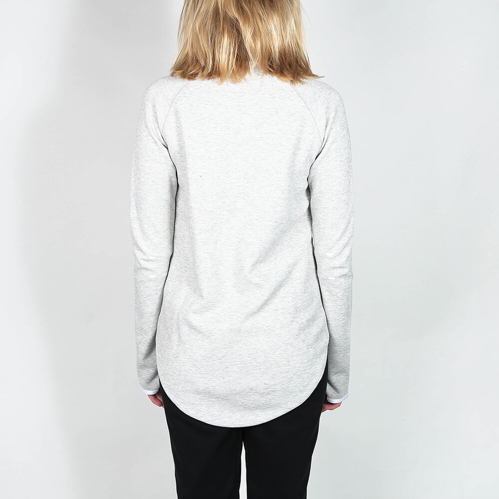 "Nike Wmns Tech Fleece Moto Cape, Grey Heather/White (meliertes Grau/Weiß), Tech Fleece (leichtes Fleece), Kapuzen-Cape im Moto-Stil mit asymmetrischem Reißverschluss."