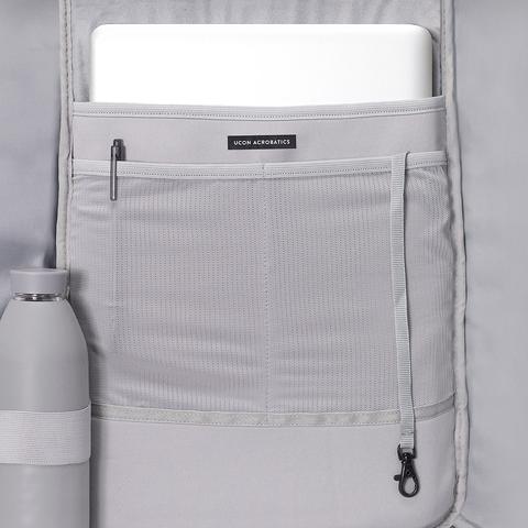 "Ucon Acrobatics JASPER Neural in Weiß, recyceltes Polyester, minimalistischer Rucksack mit gepolstertem Laptopfach und reflektierenden Details."