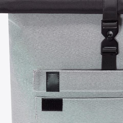 "Ucon Acrobatics JASPER Neural in Weiß, recyceltes Polyester, minimalistischer Rucksack mit gepolstertem Laptopfach und reflektierenden Details."