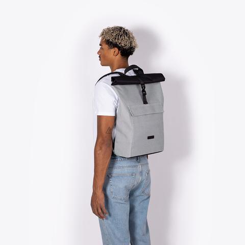 “Weißer Ucon Acrobatics Jasper Neural Rucksack aus recyceltem PET – minimalistisches Roll-Top Design bei Stickabush Berlin.“