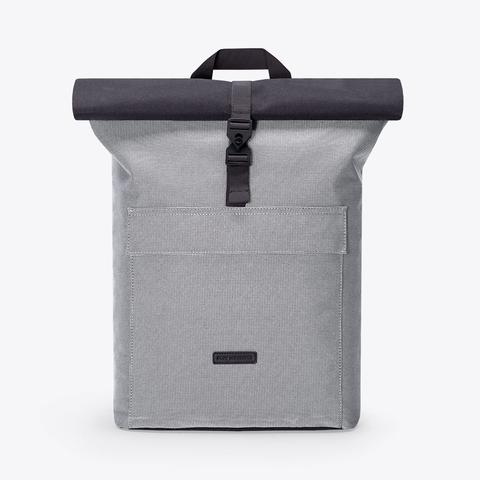 “Weißer Ucon Acrobatics Jasper Neural Rucksack aus recyceltem PET – minimalistisches Roll-Top Design bei Stickabush Berlin.“