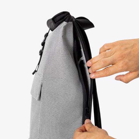 “Weißer Ucon Acrobatics Jasper Neural Rucksack aus recyceltem PET – minimalistisches Roll-Top Design bei Stickabush Berlin.“
