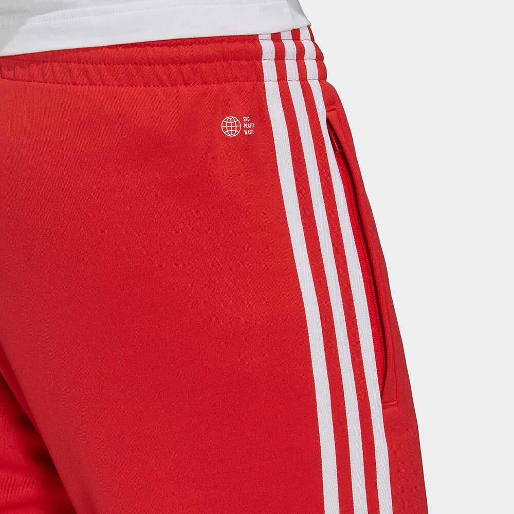 "Rote adidas Classics SST Track Pant mit weißen 3-Streifen und Trefoil-Logo, schmal zulaufendes Bein mit Rippbündchen bei Stickabush Berlin."