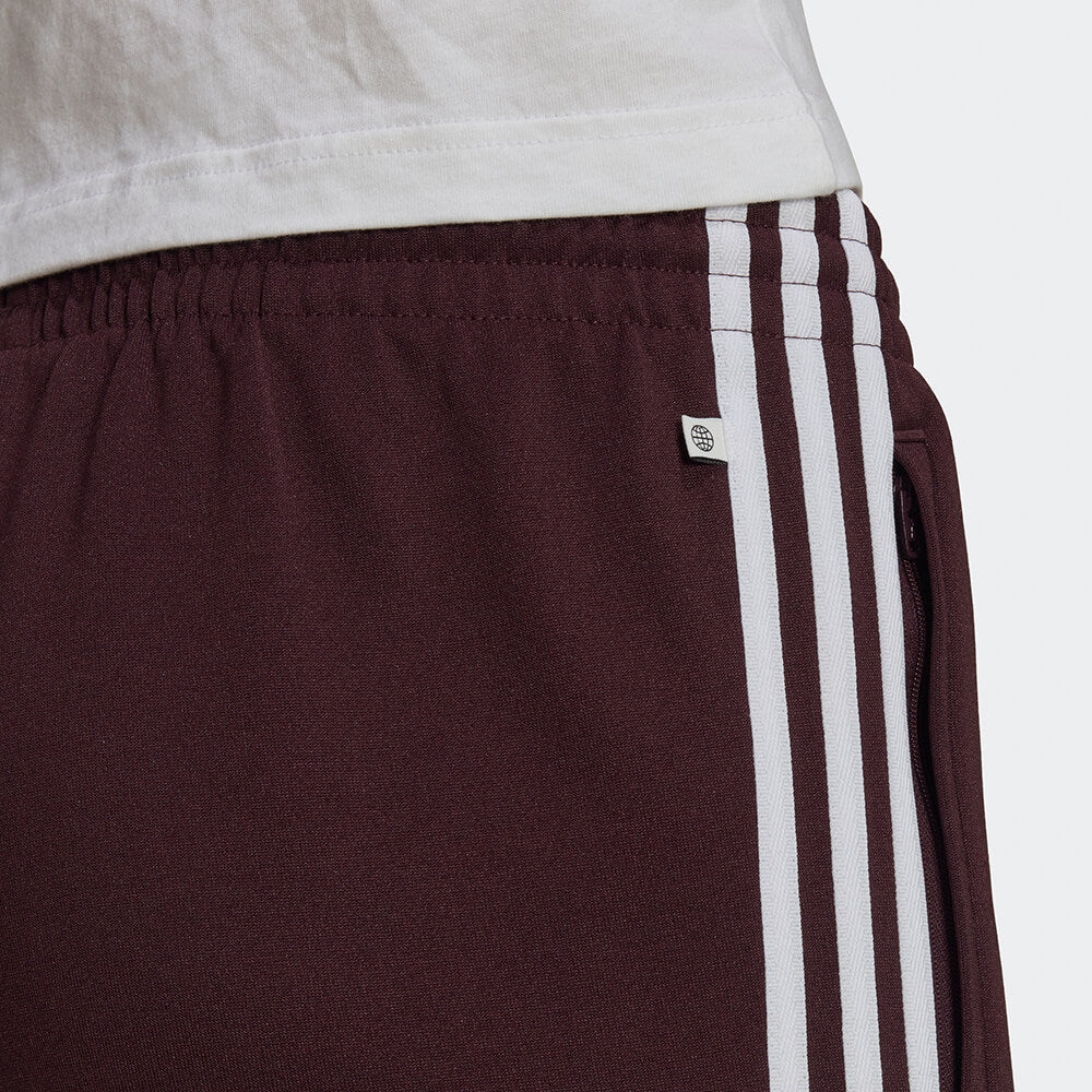 "Adidas Classics SST Track Pants in Weinrot, HK7352, aus Polyester/Baumwolle, schmal geschnitten, klassische adidas Trainingshose mit Streifen."