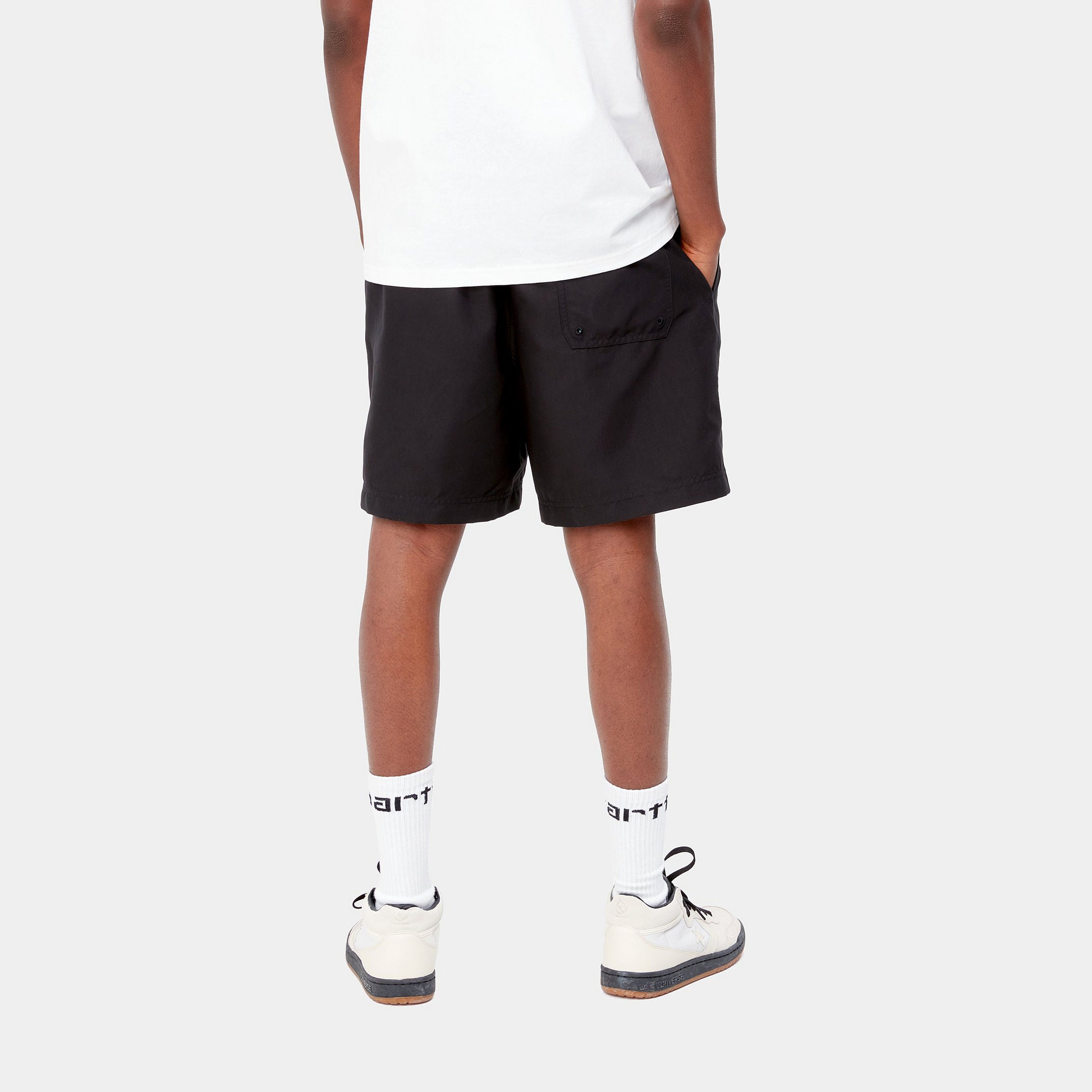 "Carhartt Chase Swim Trunk in Schwarz/Gold, Polyester, Badehose mit Kordelzug, goldene Logo-Stickerei."