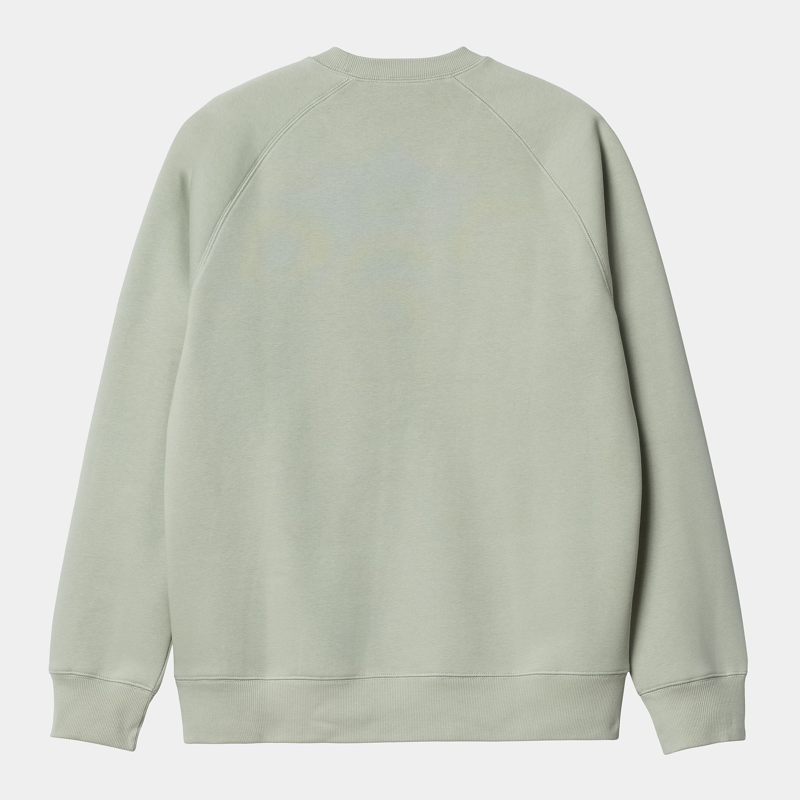 „Pastellgrünes Carhartt WIP Chase Sweatshirt (Agave) mit goldenem Logo-Stick am Ärmel und Rundhalsausschnitt bei Stickabush Berlin."