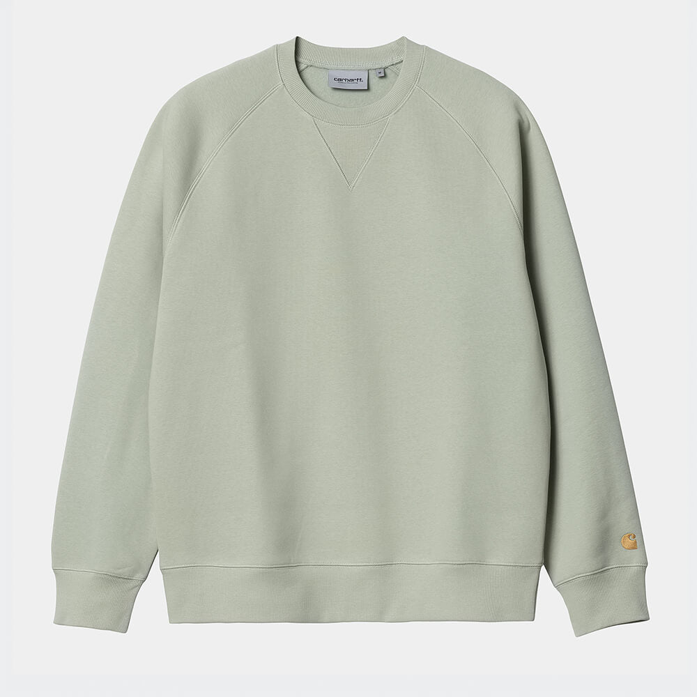 „Pastellgrünes Carhartt WIP Chase Sweatshirt (Agave) mit goldenem Logo-Stick am Ärmel und Rundhalsausschnitt bei Stickabush Berlin."