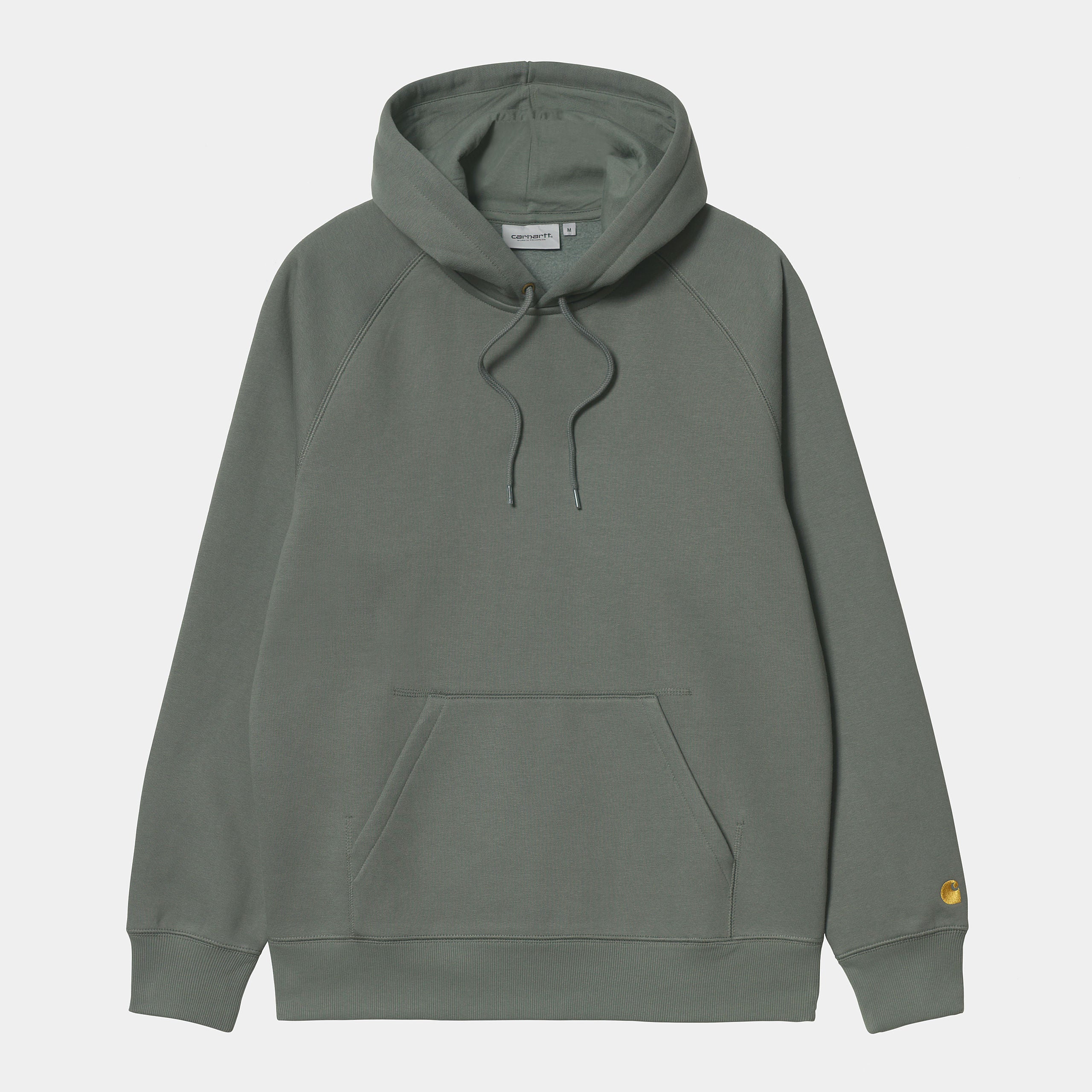 „Carhartt WIP Hooded Chase Sweatshirt in Thyme Dunkelgrün mit goldenem Logo-Stick – schwere 13 oz Qualität & Brushed Fleece bei Stickabush Berlin.“
