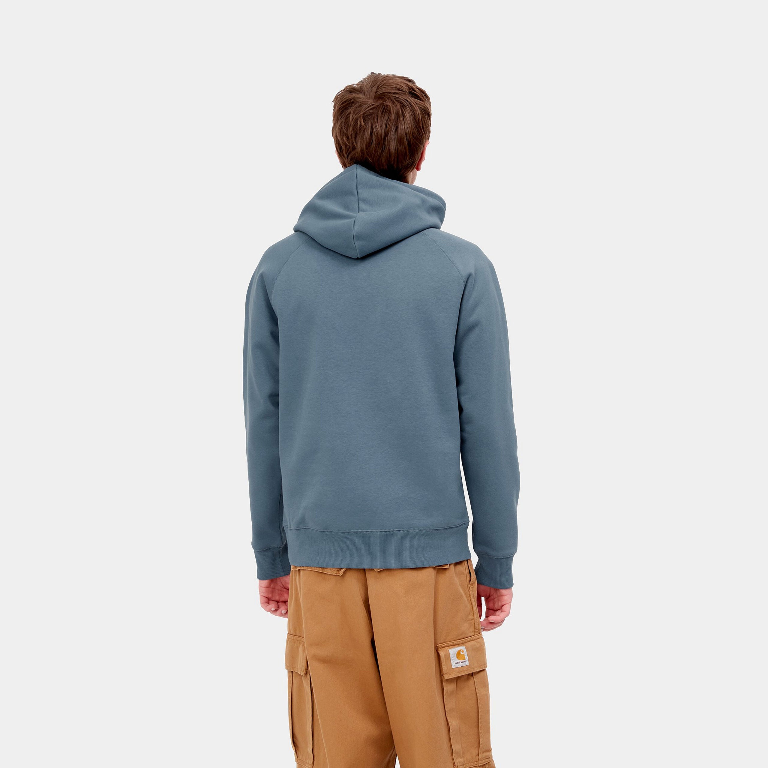 „Carhartt WIP Hooded Chase Sweatshirt in Storm Blue Graublau mit goldenem Logo-Stick – schwere 13 oz Qualität & Brushed Fleece bei Stickabush Berlin.“