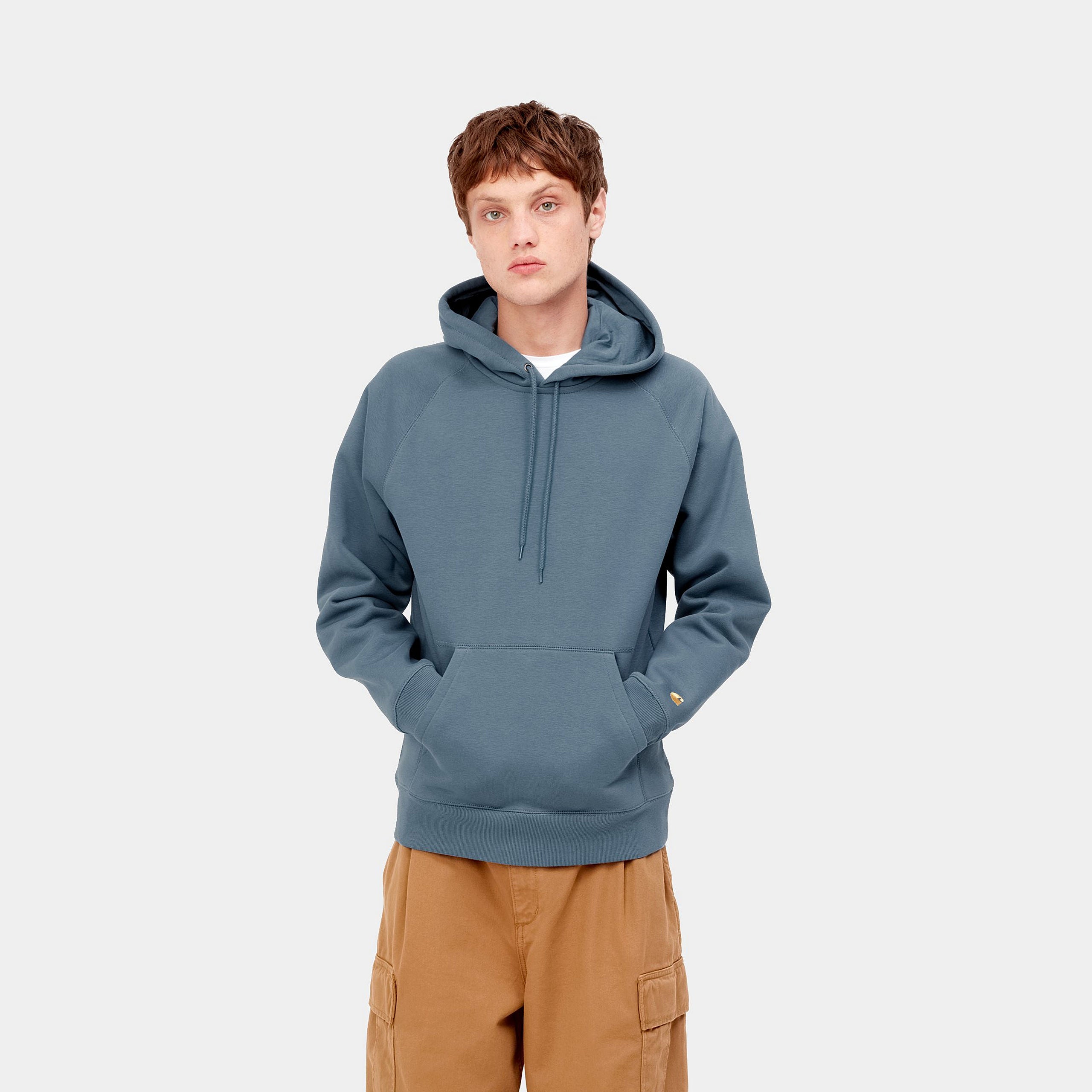 „Carhartt WIP Hooded Chase Sweatshirt in Storm Blue Graublau mit goldenem Logo-Stick – schwere 13 oz Qualität & Brushed Fleece bei Stickabush Berlin.“