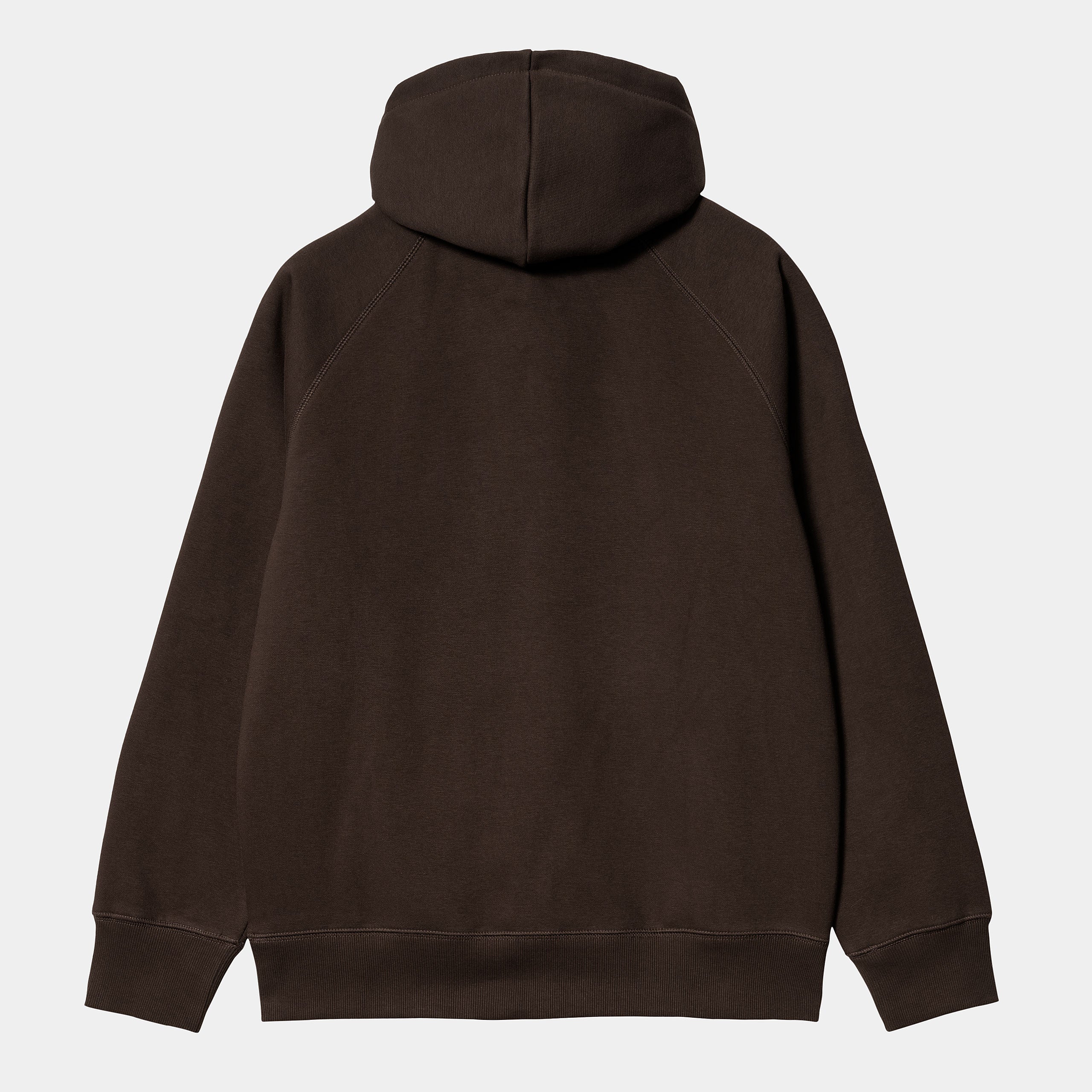 „Carhartt WIP Chase Hoodie in Dark Umber. Dunkelbrauner Kapuzenpullover aus Baumwoll-Jersey, mit Kängurutasche, Bündchen und gesticktem Carhartt Logo am Ärmel bei Stickabush Berlin.“