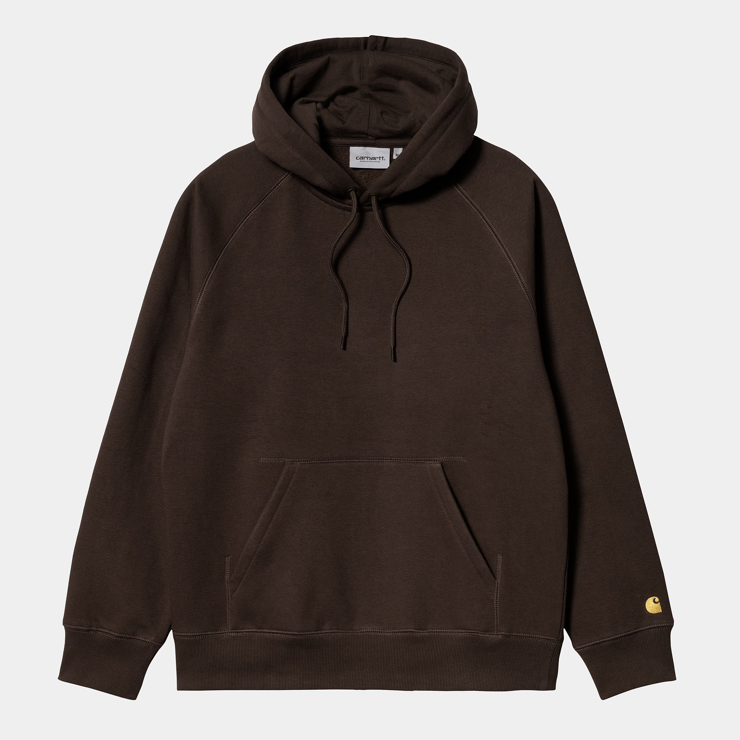 „Carhartt WIP Chase Hoodie in Dark Umber. Dunkelbrauner Kapuzenpullover aus Baumwoll-Jersey, mit Kängurutasche, Bündchen und gesticktem Carhartt Logo am Ärmel bei Stickabush Berlin.“