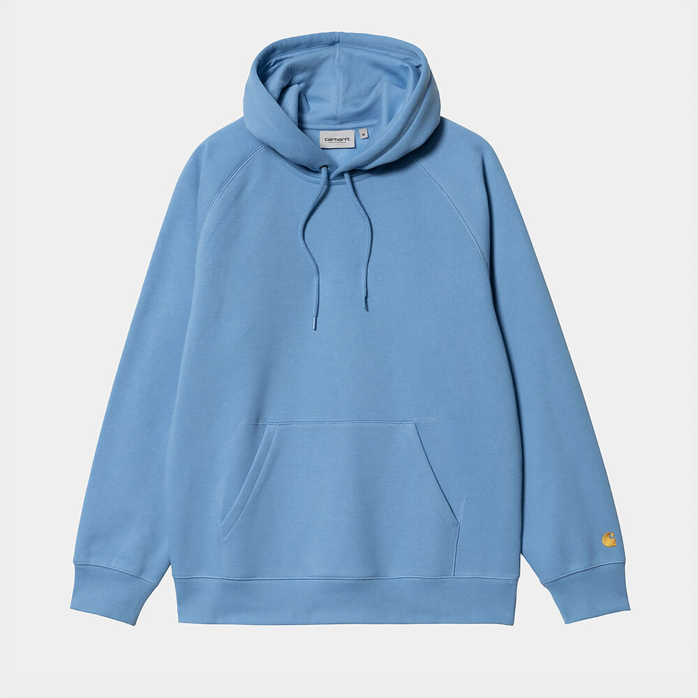 „Carhartt WIP Hooded Chase Sweatshirt in Piscine Blau mit goldenem Logo-Stick – Detailansicht des schweren Stoffs.bei Stickabush Berlin.“