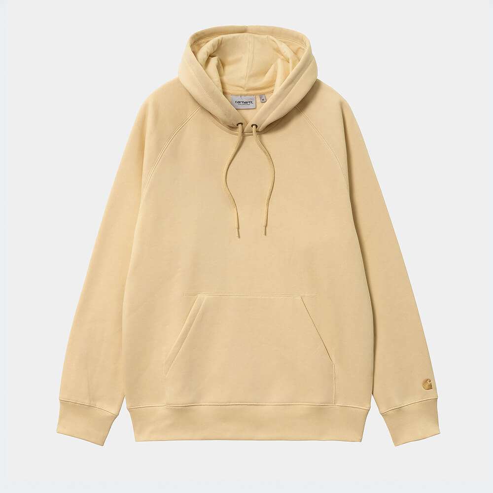 „Carhartt WIP Hooded Chase Sweatshirt in Citron (Gelb) mit goldenem Logo-Stick – Detailansicht der schweren Baumwollqualität bei Stickabush Berlin.“
