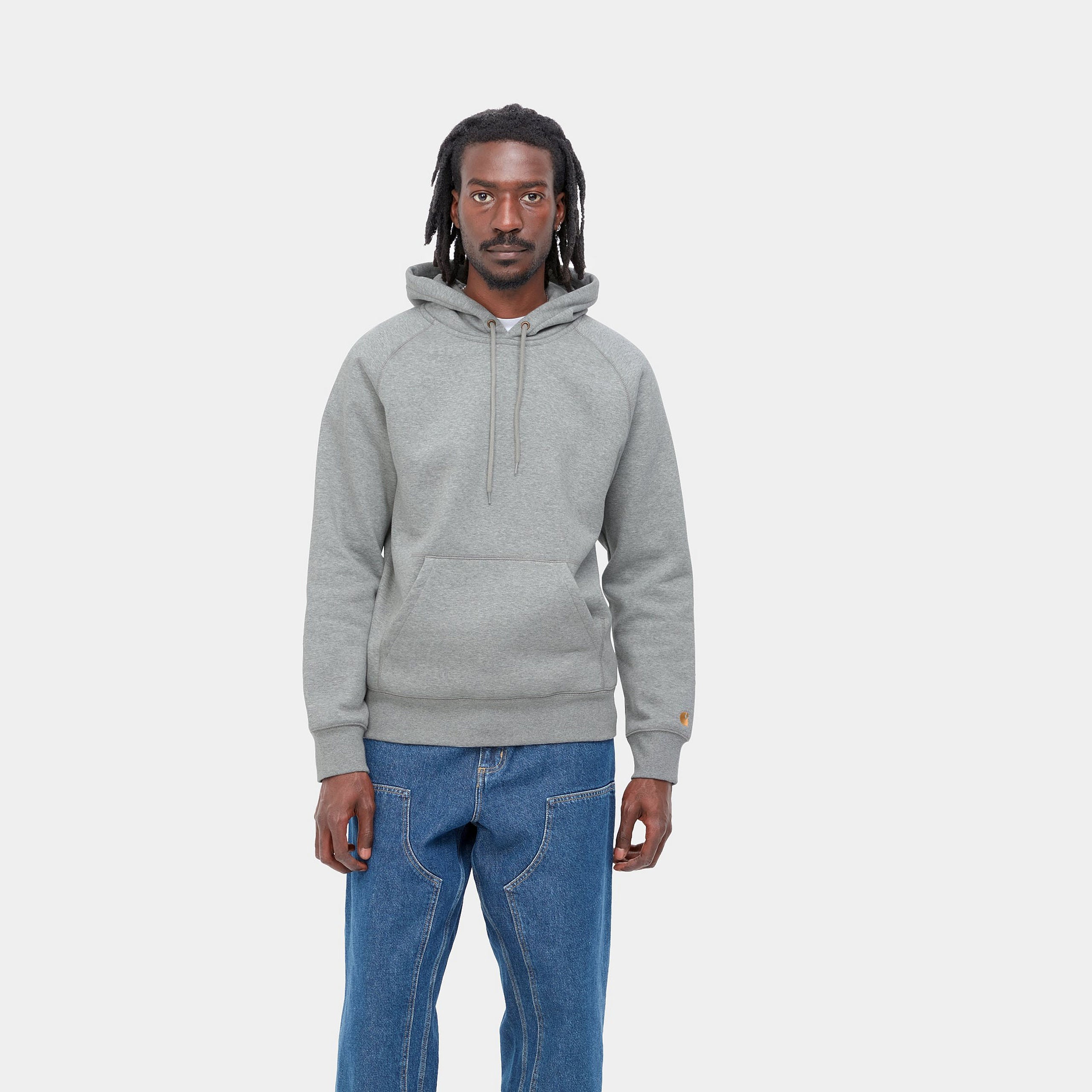 "Carhartt Hooded Chase Sweat in Grau meliert/Gold, I026384_00M_XX, carhartt hoodie aus Baumwollmischung, Kapuze, Gold-Logo Stickerei, klassischer Hoodie-Stil."