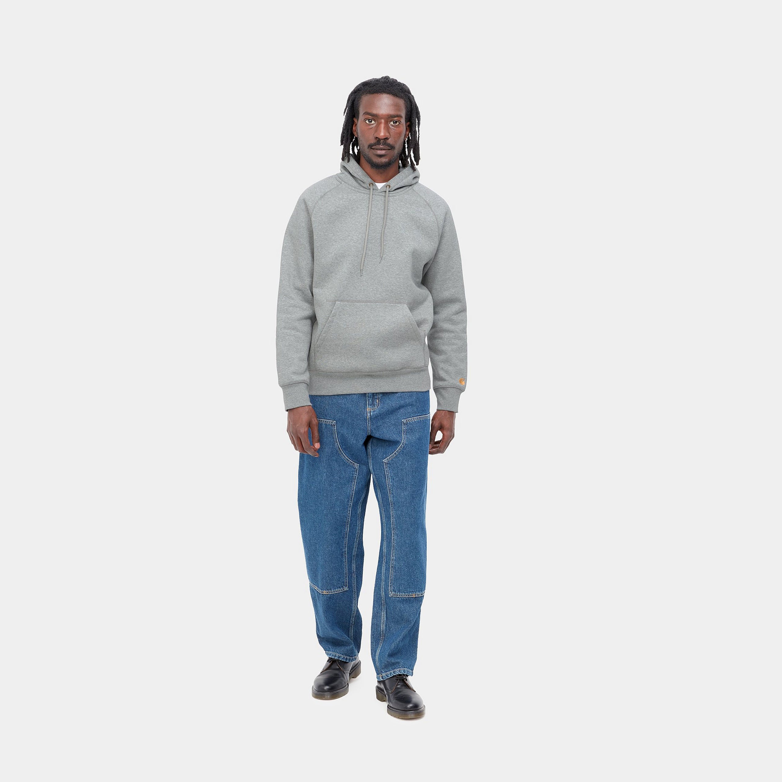 "Carhartt Hooded Chase Sweat in Grau meliert/Gold, I026384_00M_XX, carhartt hoodie aus Baumwollmischung, Kapuze, Gold-Logo Stickerei, klassischer Hoodie-Stil."