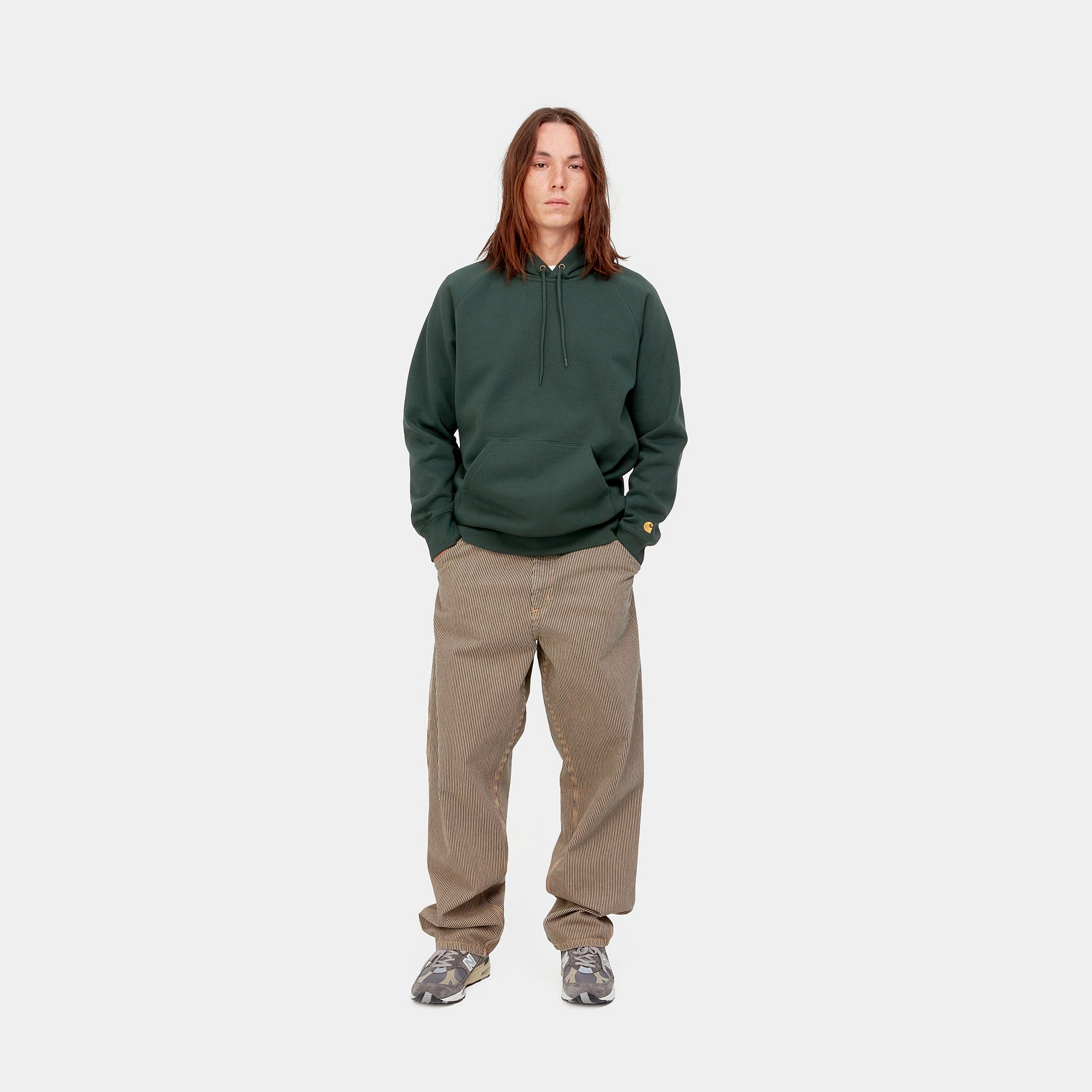 Carhartt WIP Hooded Chase Sweat in Juniper, aus weichem Baumwoll-Mix, mit Kapuze und goldener Logo-Stickerei am Ärmel.