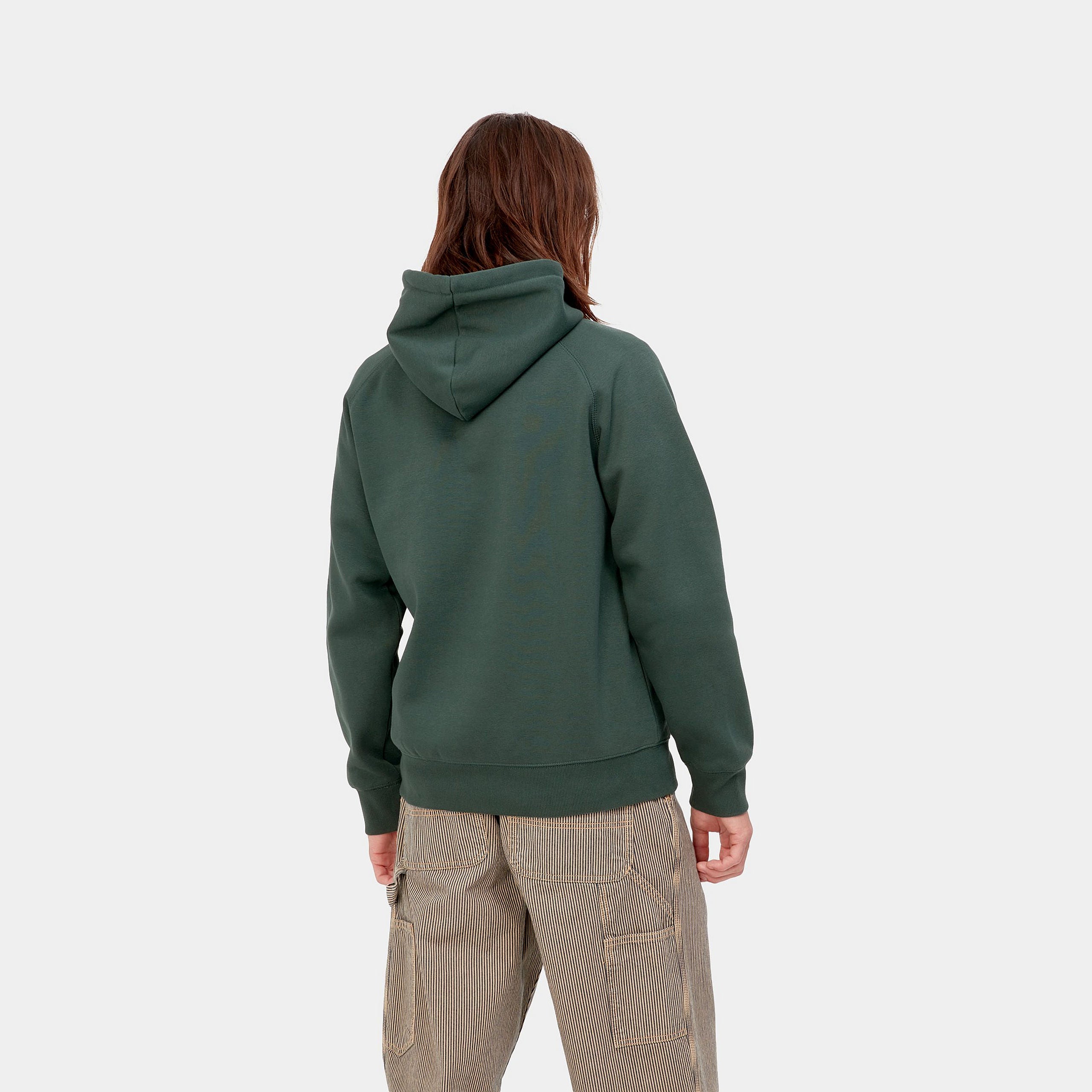 Carhartt WIP Hooded Chase Sweat in Juniper, aus weichem Baumwoll-Mix, mit Kapuze und goldener Logo-Stickerei am Ärmel.