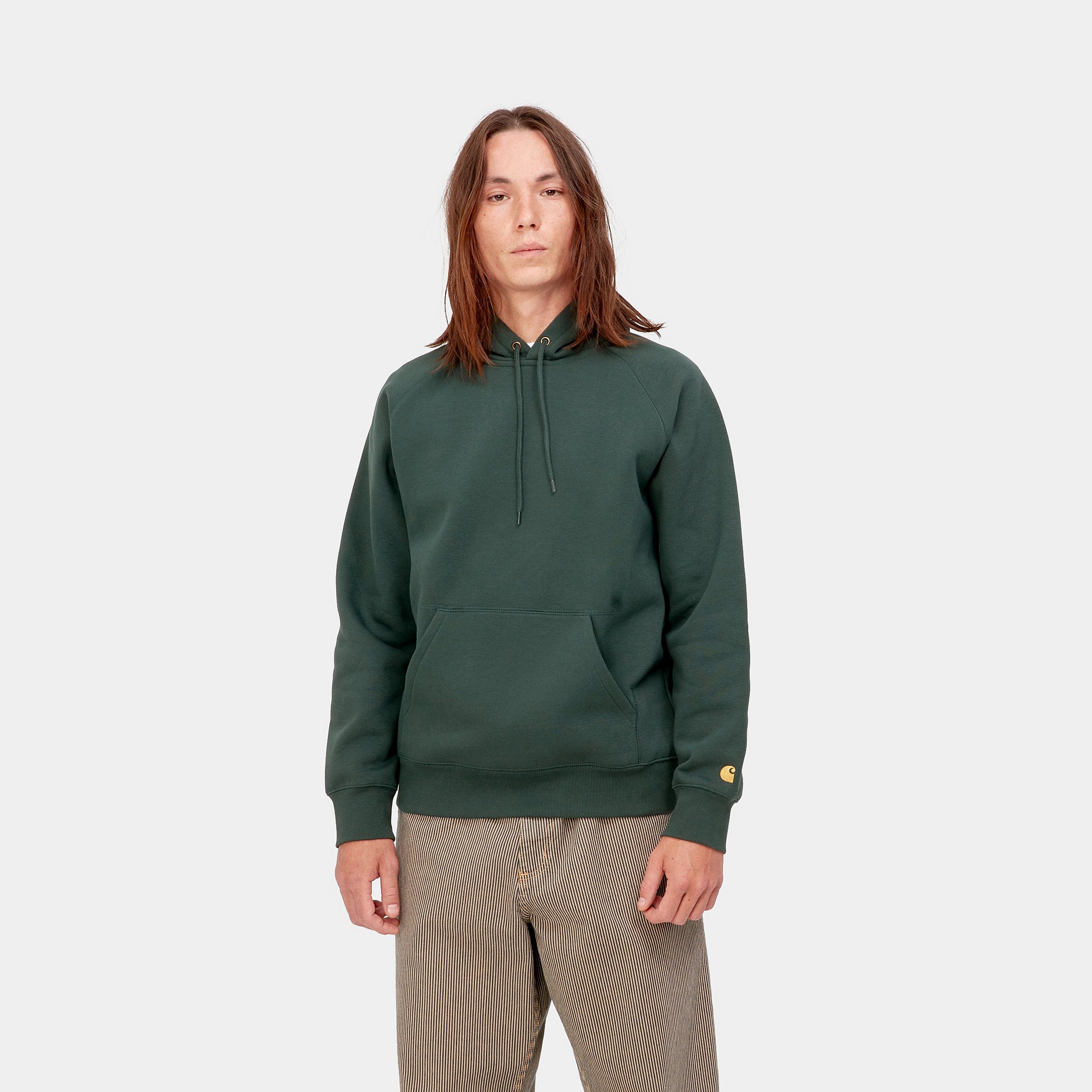 Carhartt WIP Hooded Chase Sweat in Juniper, aus weichem Baumwoll-Mix, mit Kapuze und goldener Logo-Stickerei am Ärmel.