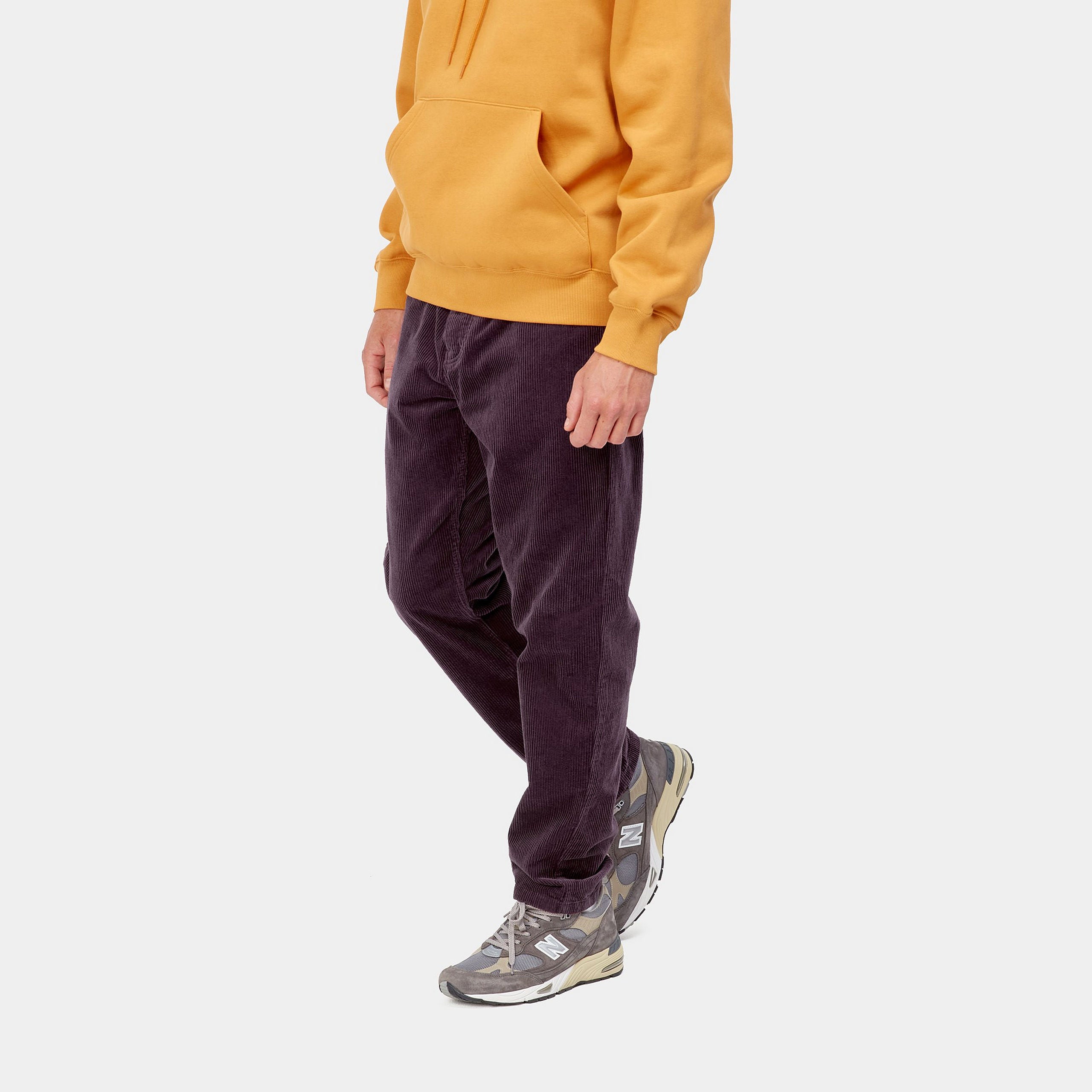"Carhartt Newel Pant in Plum (Rinsed), Baumwolle, lockere Passform, klassische Five-Pocket Hose in einem Pflaumen Ton."